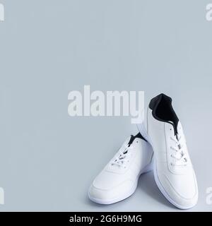 Paire de nouvelles chaussures en cuir blanc stylées, concept de vêtements de sport Banque D'Images