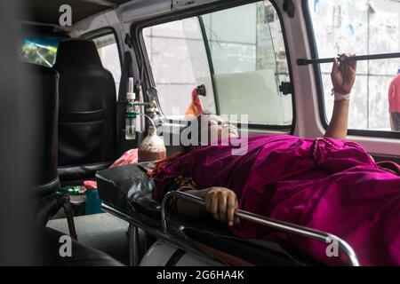 Dhaka, Bangladesh. 06e juillet 2021. Un patient est amené à l'hôpital du Dhaka Medical College pour être admis pendant la pandémie du coronavirus.aujourd'hui, le Bangladesh enregistre les infections quotidiennes les plus élevées, avec 11,525 cas et 163 morts dans tout le pays en raison du coronavirus. Il s'agit du nombre le plus élevé d'infections à un jour et du deuxième plus élevé de décès par covid-19 dans le pays depuis le début de la pandémie l'an dernier. Crédit : SOPA Images Limited/Alamy Live News Banque D'Images