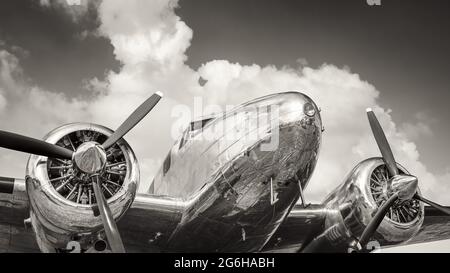 avion historique contre un ciel nuageux Banque D'Images