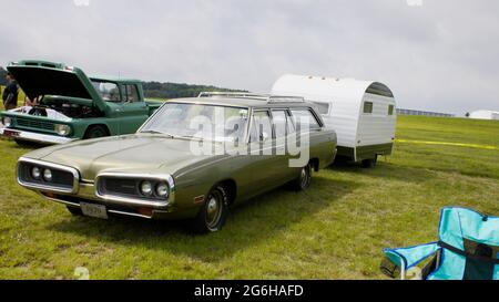 Une familiale Dodge Coronet 1970 et une remorque de camping Banque D'Images