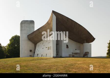 Chapelle notre Dame du Haut conçue par l'architecte moderniste suisse le Corbusier (1955) à Ronchamp, France. Façades sud et est de la chapelle. Banque D'Images