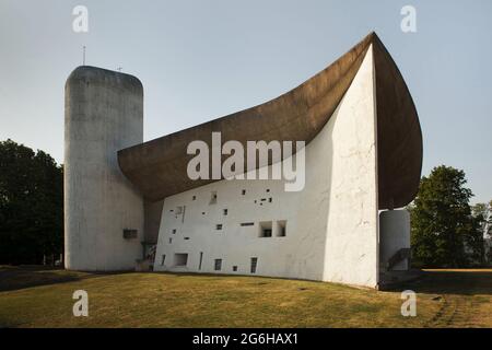 Chapelle notre Dame du Haut conçue par l'architecte moderniste suisse le Corbusier (1955) à Ronchamp, France. Façade sud de la chapelle. Banque D'Images