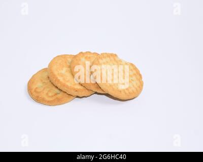 plusieurs piles de biscuits sur fond blanc. Banque D'Images