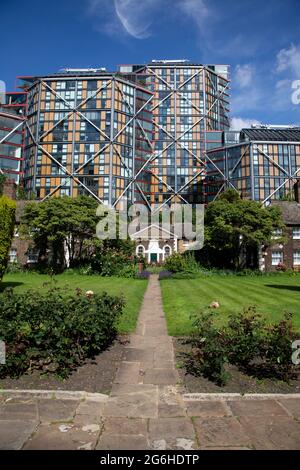 L’Almshouse de Hopton se compose de 20 magnifiques almshouse historiques encore en service aujourd’hui. Ils appartiennent à la Charité du Saint-Sauveur à Londres, au Royaume-Uni. Banque D'Images