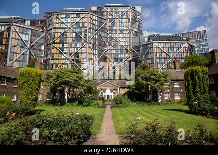 L’Almshouse de Hopton se compose de 20 magnifiques almshouse historiques encore en service aujourd’hui. Ils appartiennent à la Charité du Saint-Sauveur à Londres, au Royaume-Uni. Banque D'Images
