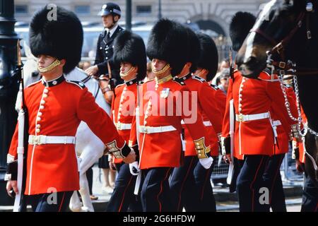 Marching Coldstream Guards, les soldats portant des chapeaux de barbes et des tuniques rouges au changement de la Garde. Buckingham Palace, Londres, Angleterre, Royaume-Uni. Vers les années 1980 Banque D'Images