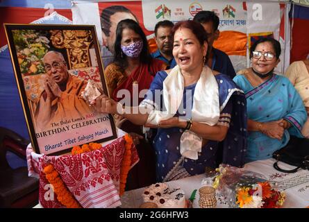 Guwahati, Guwahati, Inde. 6 juillet 2021. Bien-wisher fêtez le 86e anniversaire du 14ème chef spirituel du Dalaï Lama à Guwahati Assam Inde le mardi 6 juillet 2021. Credit: Dasarath Deka/ZUMA Wire/Alay Live News Banque D'Images