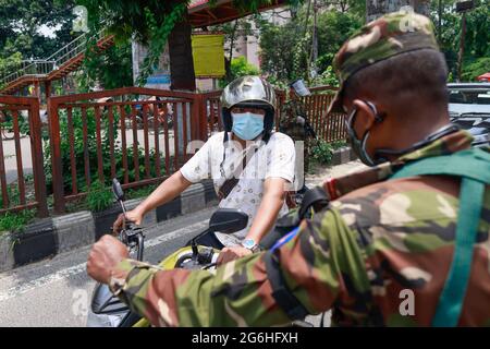 Dhaka, Bangladesh. 6 juillet 2021. Le personnel de l'armée bangladaise limite les déplacements de la population à partir d'un poste de contrôle établi à l'intersection de Shahabag pendant le « confinement trict » national pour enrayer la pandémie du coronavirus, à Dhaka, au Bangladesh, le 6 juillet 2021. Les autorités bangladaises ont imposé le confinement à l'échelle nationale pendant une semaine, en raison de l'augmentation des infections à coronavirus et des décès liés au coronavirus dans le pays. Credit: Suvra Kanti Das/ZUMA Wire/Alay Live News Banque D'Images