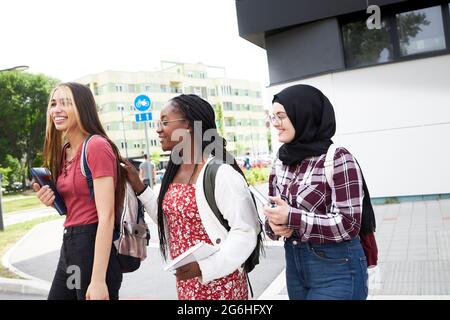 Un groupe d'étudiants allant à leur classe à l'université Banque D'Images