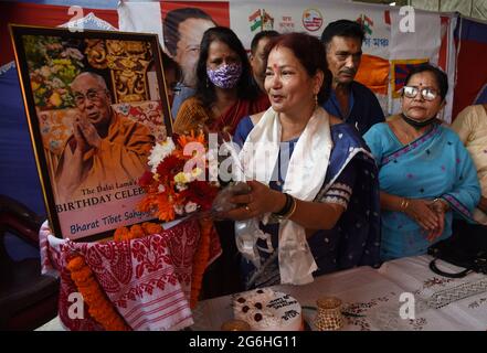 Guwahati, Guwahati, Inde. 6 juillet 2021. Bien-wisher fêtez le 86e anniversaire du 14ème chef spirituel du Dalaï Lama à Guwahati Assam Inde le mardi 6 juillet 2021. Credit: Dasarath Deka/ZUMA Wire/Alay Live News Banque D'Images