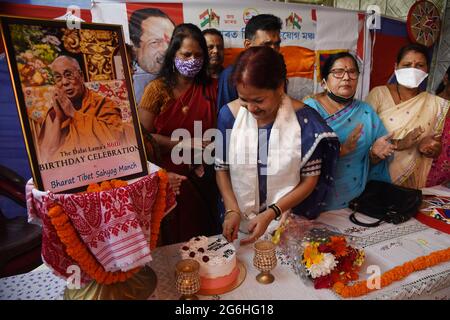 Guwahati, Guwahati, Inde. 6 juillet 2021. Bien-wisher coupe le gâteau tout en célébrant le 86e anniversaire du 14ème chef spirituel du Dalaï Lama à Guwahati Assam Inde le mardi 6 juillet 2021. Credit: Dasarath Deka/ZUMA Wire/Alay Live News Banque D'Images