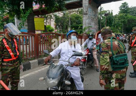 Dhaka, Bangladesh. 6 juillet 2021. Le personnel de l'armée bangladaise limite les déplacements de la population à partir d'un poste de contrôle établi à l'intersection de Shahabag pendant le « confinement trict » national pour enrayer la pandémie du coronavirus, à Dhaka, au Bangladesh, le 6 juillet 2021. Les autorités bangladaises ont imposé le confinement à l'échelle nationale pendant une semaine, en raison de l'augmentation des infections à coronavirus et des décès liés au coronavirus dans le pays. Credit: Suvra Kanti Das/ZUMA Wire/Alay Live News Banque D'Images