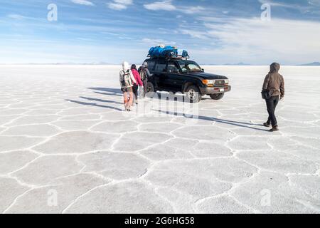 SALAR DE UYUNI, BOLIVIE - 17 AVRIL 2015 : groupe avec leur 4X4 au plat salin de Salar de Uyuni, Bolivie Banque D'Images