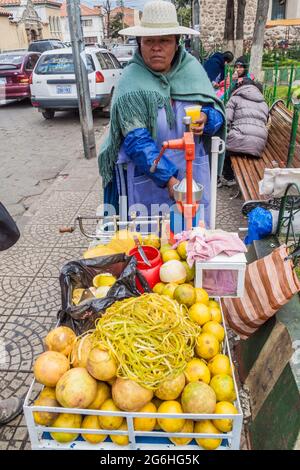 POTOSI, BOLIVIE - 18 AVRIL 2015 : vendeur de jus d'orange de rue à Potosi, Bolivie Banque D'Images