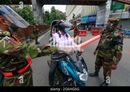 Dhaka, Bangladesh. 6 juillet 2021. Le personnel de l'armée bangladaise limite les déplacements de la population à partir d'un poste de contrôle établi à l'intersection de Shahabag pendant le « confinement trict » national pour enrayer la pandémie du coronavirus, à Dhaka, au Bangladesh, le 6 juillet 2021. Les autorités bangladaises ont imposé le confinement à l'échelle nationale pendant une semaine, en raison de l'augmentation des infections à coronavirus et des décès liés au coronavirus dans le pays. Credit: Suvra Kanti Das/ZUMA Wire/Alay Live News Banque D'Images