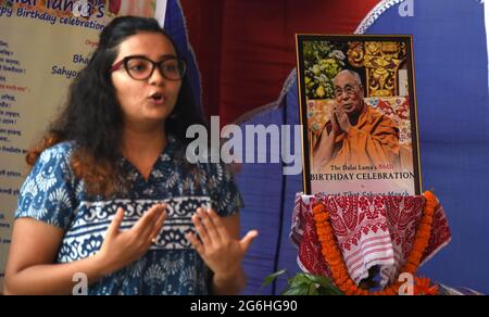 Guwahati, Guwahati, Inde. 6 juillet 2021. Une jeune fille prononce un discours sur le Dalaï Lama tout en célébrant le 86e anniversaire du 14ème chef spirituel du Dalaï Lama à Guwahati Assam en Inde, le mardi 6 juillet 2021. Credit: Dasarath Deka/ZUMA Wire/Alay Live News Banque D'Images