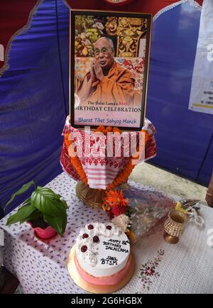 Guwahati, Guwahati, Inde. 6 juillet 2021. Bien-wisher fêtez le 86e anniversaire du 14ème chef spirituel du Dalaï Lama à Guwahati Assam Inde le mardi 6 juillet 2021. Credit: Dasarath Deka/ZUMA Wire/Alay Live News Banque D'Images