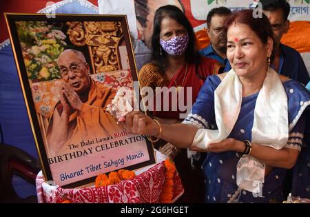 Guwahati, Guwahati, Inde. 6 juillet 2021. Bien-wisher fêtez le 86e anniversaire du 14ème chef spirituel du Dalaï Lama à Guwahati Assam Inde le mardi 6 juillet 2021. Credit: Dasarath Deka/ZUMA Wire/Alay Live News Banque D'Images