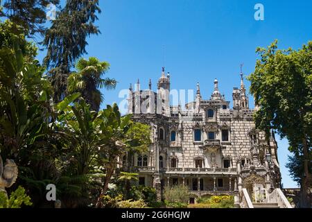 Vue sur le palais de Quinta da Regaleira à Sintra, Portugal, une attraction touristique majeure du Portugal et un point de repère de l'architecture pendant une journée d'été avec clea Banque D'Images