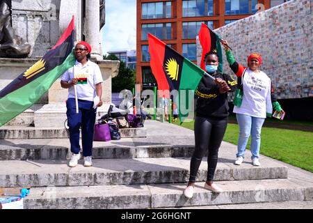 Petite manifestation par des femmes pour un Biafra gratuit et pour mettre fin aux meurtres à Biafra en Afrique de l'Ouest, Nigeria, dans le centre ville de Manchester, Angleterre, Royaume-Uni, 6 juillet 2021. Banque D'Images