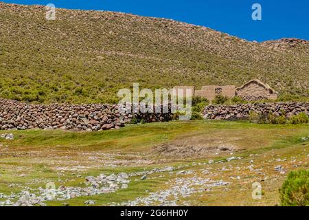 Adobe maison dans le désert de l'Altiplano bolivien Banque D'Images