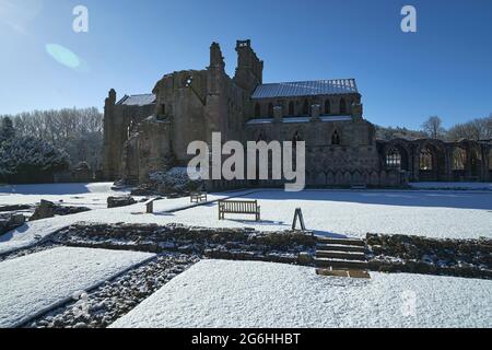 L'abbaye de Melrose dans la neige pendant un bel après-midi de printemps aux frontières écossaises. Banque D'Images