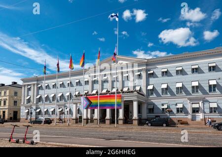 Hôtel de ville d'Helsinki avec drapeaux arc-en-ciel pendant la Pride week à Helsinki, Finlande Banque D'Images