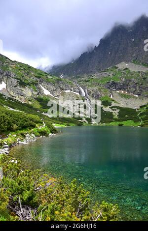 Paysage dans les Hautes Tatras avec les montagnes, le lac de Velicke pleso et la cascade Vélicky vodopad. Slovaquie. Banque D'Images