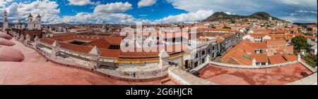 Vue aérienne de sucre, capitale de la Bolivie prise du toit de l'église Templo Nuestra Senora de la Merced. Banque D'Images