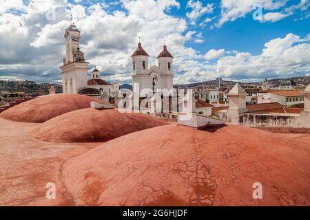 Toit de l'église Templo Nuestra Senora de la Merced à sucre, capitale de la Bolivie. Convento de San Felipe Neri derrière. Banque D'Images