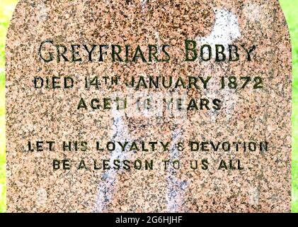 La tombe de Greyfriars Bobby, le chien qui se tenait sur la tombe de son maître, Greyfriars Kirkyard, Édimbourg, Écosse Banque D'Images