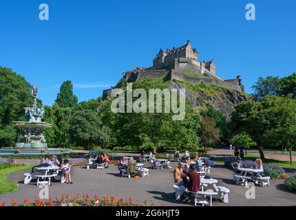 Château d'Édimbourg et Fontaine Ross depuis Princes Street Gardens, Édimbourg, Écosse Banque D'Images