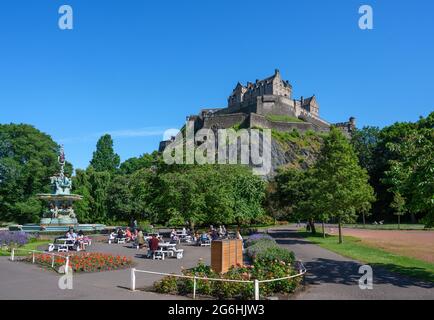 Fontaine Ross et Château d'Édimbourg depuis Princes Street Gardens, Édimbourg, Écosse Banque D'Images