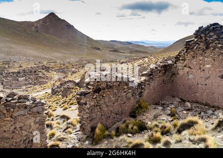 Ruines de l'ancienne ville minière Pueblo Fantasma, sud-ouest de la Bolivie Banque D'Images