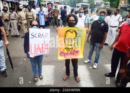 Kolkata, Inde. 06e juillet 2021. Les étudiants affichent un écriteau de protestation et un dessin de Stan Swamy, après sa mort. Des étudiants, des religieuses et d'autres membres de la société civile se réunissent pour protester à la suite du décès de Stan Swamy, prêtre-activiste de 84 ans arrêté en vertu d'une loi anti-terroriste dans l'affaire Elgar Parishad l'année dernière, il est mort lundi au milieu de sa lutte pour caution pour raisons de santé. Stan Swamy était traité à l'hôpital privé de la Sainte famille à Mumbai à la suite d'une ordonnance du tribunal le 28 mai. (Photo de Sumit Sanyal/SOPA Images/Sipa USA) crédit: SIPA USA/Alay Live News Banque D'Images