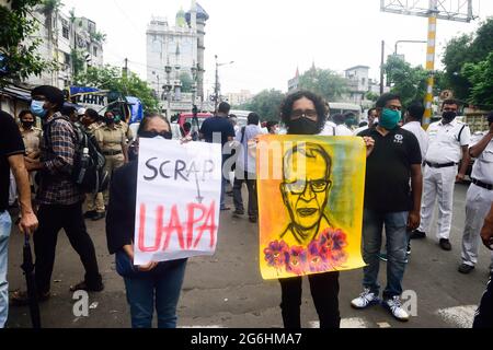 Kolkata, Inde. 06e juillet 2021. Les étudiants affichent un écriteau de protestation et un dessin de Stan Swamy, après sa mort. Des étudiants, des religieuses et d'autres membres de la société civile se réunissent pour protester à la suite du décès de Stan Swamy, prêtre-activiste de 84 ans arrêté en vertu d'une loi anti-terroriste dans l'affaire Elgar Parishad l'année dernière, il est mort lundi au milieu de sa lutte pour caution pour raisons de santé. Stan Swamy était traité à l'hôpital privé de la Sainte famille à Mumbai à la suite d'une ordonnance du tribunal le 28 mai. (Photo de Sumit Sanyal/SOPA Images/Sipa USA) crédit: SIPA USA/Alay Live News Banque D'Images