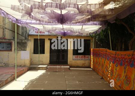 Beawar, Inde. 06e juillet 2021. Un centre de vaccination fermé en raison de la non-disponibilité du vaccin COVID-19 à l'hôpital gouvernemental Amrit Kaur de Beawar. La vaccination contre la COVID a été fermée à partir du samedi 3 juillet. Le ministre en chef Ashok Gehlot a allégué que le gouvernement central ne fournit pas les doses requises à l'État, ce qui a entraîné des suspensions régulières des vaccinations. (Photo de Sumit Saraswat/Pacific Press) crédit: Pacific Press Media production Corp./Alay Live News Banque D'Images