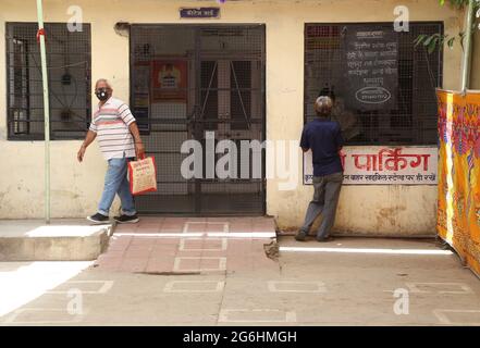 Beawar, Inde. 06e juillet 2021. Les citoyens attendent de se faire vacciner contre la coronavirus dans un centre de vaccination COVID-19 fermé où un avis concernant la pénurie de vaccins est envoyé à Beawar. La vaccination contre la COVID a été fermée à partir du samedi 3 juillet. Le ministre en chef Ashok Gehlot a allégué que le gouvernement central ne fournit pas les doses requises à l'État, ce qui a entraîné des suspensions régulières des vaccinations. (Photo de Sumit Saraswat/Pacific Press) crédit: Pacific Press Media production Corp./Alay Live News Banque D'Images