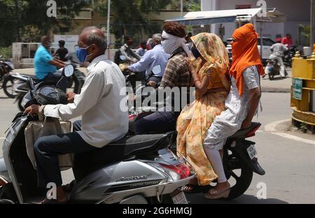 Beawar, Inde. 06e juillet 2021. Les gens couvrent leur visage avec des vêtements pour se protéger du soleil brûlant pendant qu'ils roulent sur un vélo lors d'une chaude journée d'été à Beawar. (Photo de Sumit Saraswat/Pacific Press) crédit: Pacific Press Media production Corp./Alay Live News Banque D'Images