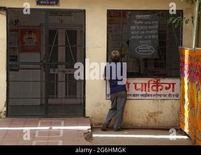 Beawar, Inde. 06e juillet 2021. Les citoyens attendent de se faire vacciner contre la coronavirus dans un centre de vaccination COVID-19 fermé où un avis concernant la pénurie de vaccins est mis à Beawar. La vaccination contre la COVID a été fermée à partir du samedi 3 juillet. Le ministre en chef Ashok Gehlot a allégué que le gouvernement central ne fournit pas les doses requises à l'État, ce qui a entraîné des suspensions régulières des vaccinations. (Photo de Sumit Saraswat/Pacific Press) crédit: Pacific Press Media production Corp./Alay Live News Banque D'Images