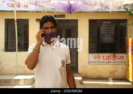 Beawar, Inde. 06e juillet 2021. Les citoyens attendent de se faire vacciner contre la coronavirus dans un centre de vaccination COVID-19 fermé où un avis concernant la pénurie de vaccins est mis à Beawar. La vaccination contre la COVID a été fermée à partir du samedi 3 juillet. Le ministre en chef Ashok Gehlot a allégué que le gouvernement central ne fournit pas les doses requises à l'État, ce qui a entraîné des suspensions régulières des vaccinations. (Photo de Sumit Saraswat/Pacific Press) crédit: Pacific Press Media production Corp./Alay Live News Banque D'Images