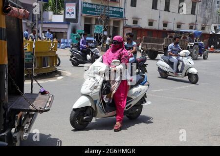 Beawar, Inde. 06e juillet 2021. Une femme couvre son visage avec un tissu pour se protéger du soleil brûlant lors d'une chaude journée d'été à Beawar. (Photo de Sumit Saraswat/Pacific Press) crédit: Pacific Press Media production Corp./Alay Live News Banque D'Images