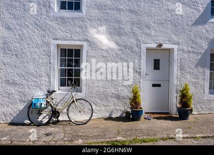 Vélo à l'extérieur d'une maison dans le village de Cromarty sur l'île Noire, Écosse, Royaume-Uni. Banque D'Images