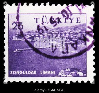 MOSCOU, RUSSIE - 28 AVRIL 2020: Timbre-poste imprimé en Turquie montre Zonguldak Harbour, série de l'industrie et de la technologie, vers 1959 Banque D'Images