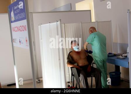 Rome, Italie. 06e juillet 2021. Rome, inauguration du nouveau centre de vaccination à la Communauté de Sant 'Egidio pour les fragiles et les sans-abri dans la capitale. Photo : crédit : Agence photo indépendante/Alamy Live News Banque D'Images