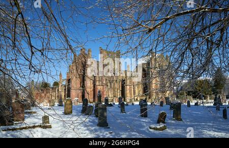 L'abbaye de Melrose dans la neige pendant un bel après-midi de printemps aux frontières écossaises. Banque D'Images