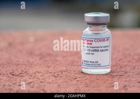 Montréal, CA - 25 juin 2021 : flacon du vaccin Moderna Covid-19 Banque D'Images