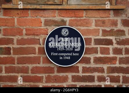 Plaque bleue commémorant la première épreuve de sports mécaniques de Sir Stirling Moss à Shelsley Walsh Hillgrab, Worcestershire, Angleterre, Royaume-Uni. Banque D'Images