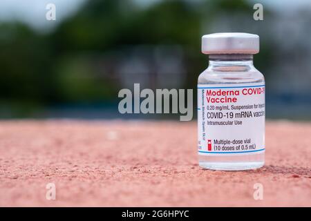 Montréal, CA - 25 juin 2021 : flacon du vaccin Moderna Covid-19 Banque D'Images