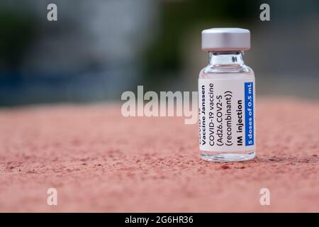 Montréal, CA - 25 juin 2021 : flacon du vaccin Janssen Covid-19 Banque D'Images